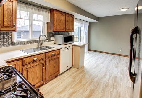 2338 Augustine Dr, Parma, OH 44134 photo 9