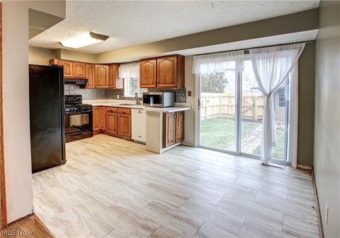 2338 Augustine Dr, Parma, OH 44134 photo 4