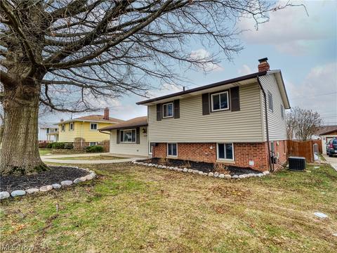 3140 Hetzel Dr, Parma, OH 44134 photo 3