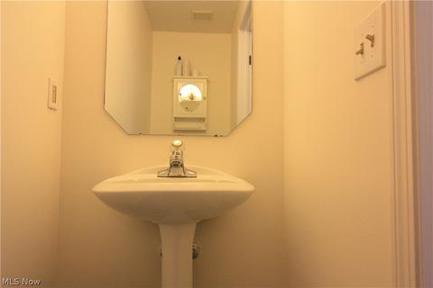 2134 Stonehenge Cir, Akron, OH 44319 photo 4