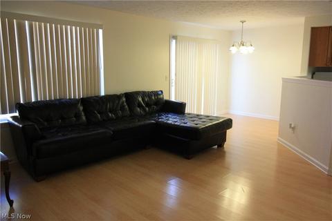 2134 Stonehenge Cir, Akron, OH 44319 photo 2
