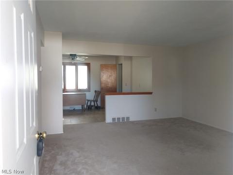 611 Dannie Dr, Lorain, OH 44053 photo 2