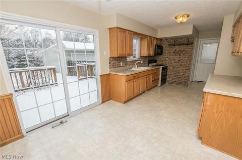 935 Independence Ave, Akron, OH 44310 photo 4