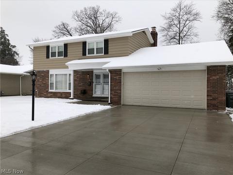 7600 Wake Robin Dr, Parma, OH 44130 photo 2