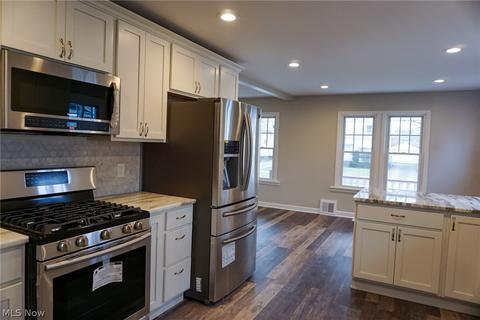 870 E 237th St, Euclid, OH 44123 photo 4