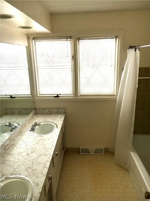 7613 E Linden Ln, Parma, OH 44130 photo 13