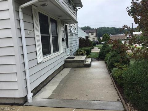 33 Pinehurst Rd, Munroe Falls, OH 44262 photo 2