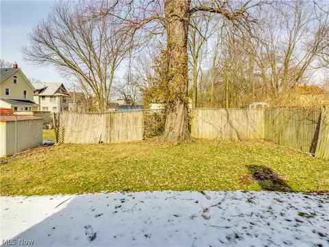 375 E Voris St, Akron, OH 44311 photo 4