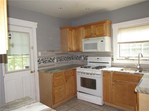 10 Phillips Ct, Elyria, OH 44035 photo 3