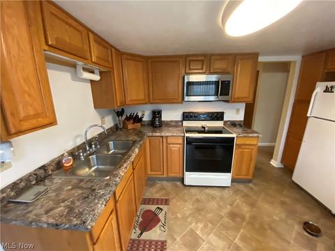 2048 Beach Dr, Akron, OH 44312 photo 2