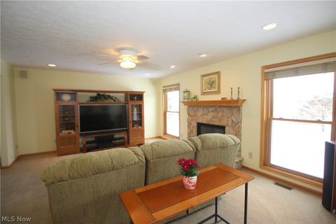 301 Wintercreek Cir, Wadsworth, OH 44281 photo 7