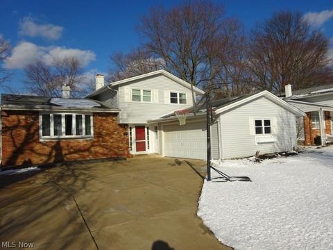 376 Baldwin Dr, Berea, OH 44017 photo 1