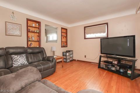 3322 Maplecrest Ave, Parma, OH 44134 photo 2