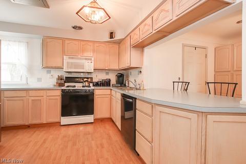 3322 Maplecrest Ave, Parma, OH 44134 photo 4
