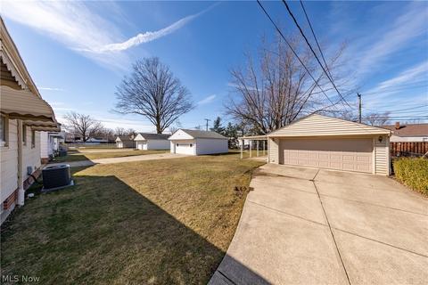 372 Clarmont Rd, Willowick, OH 44095 photo 2
