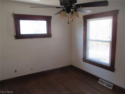 58 Pine St, Struthers, OH 44471 photo 2