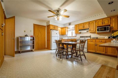 192 E 28th St, Dover, OH 44622 photo 6