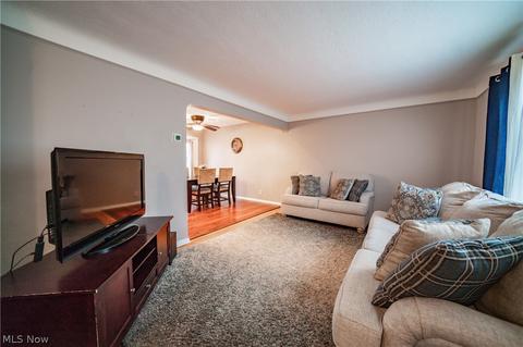 2811 Commonwealth Dr, Parma, OH 44134 photo 4