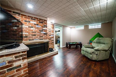 2811 Commonwealth Dr, Parma, OH 44134 photo 3