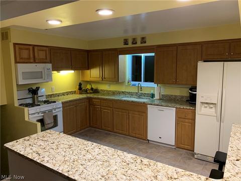 6435 Fordham Dr, Parma, OH 44129 photo 3