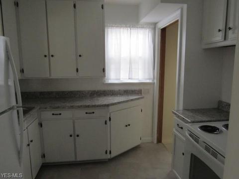 943 Gulf Rd, Elyria, OH 44035 photo 4