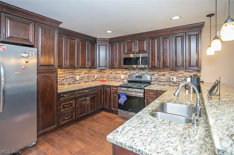 9505 Biddulph Rd, Brooklyn, OH 44144 photo 4