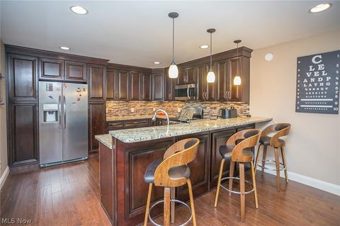 9505 Biddulph Rd, Brooklyn, OH 44144 photo 2