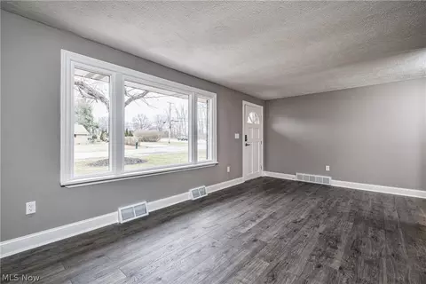 5225 Trent Rd NW, Canton, OH 44708 photo 2