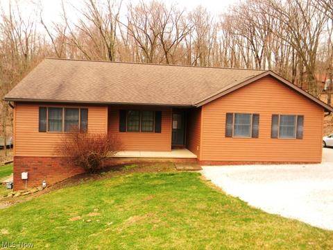 154 E Mohawk Dr, Malvern, OH 44644 photo 1