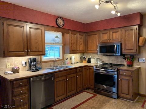 120 Wade Dr, Dover, OH 44622 photo 2