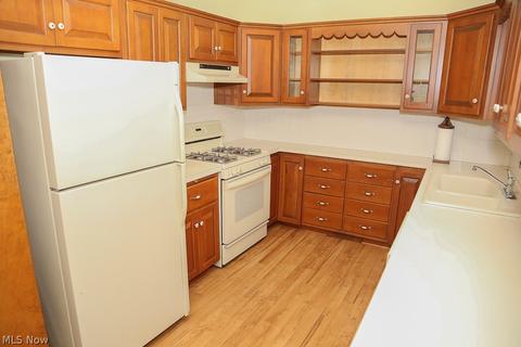 914 Howard St, Elyria, OH 44035 photo 8