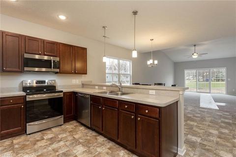 102 Fallen Oak Ln, Elyria, OH 44035 photo 9