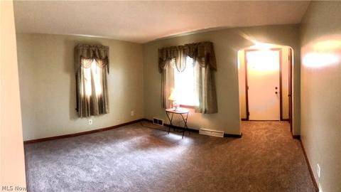 106 Renee Dr, Struthers, OH 44471 photo 3