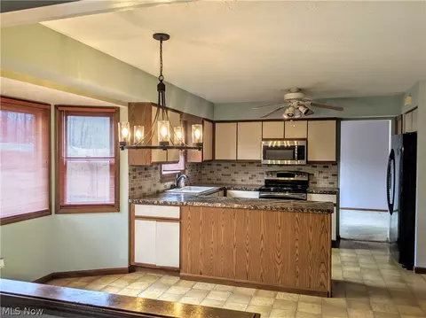 1609 Rustic Trl, Parma, OH 44134 photo 4