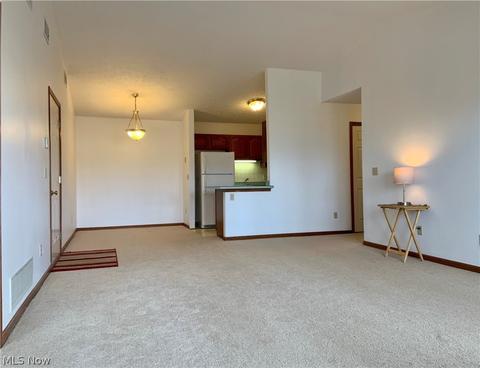 135 Bentley Dr, Elyria, OH 44035 photo 2