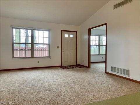 135 Bentley Dr, Elyria, OH 44035 photo 3