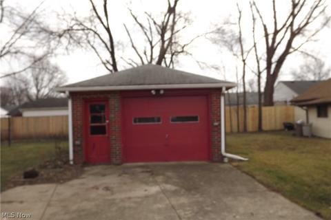 408 Bond St, Elyria, OH 44035 photo 2