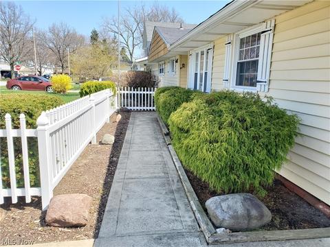 165 Campagna St, Elyria, OH 44035 photo 2
