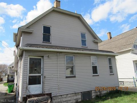 3983 E 53rd St, Newburgh Heights, OH 44105 photo 2