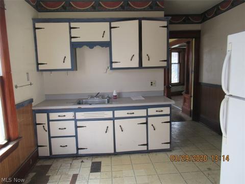 3983 E 53rd St, Newburgh Heights, OH 44105 photo 4