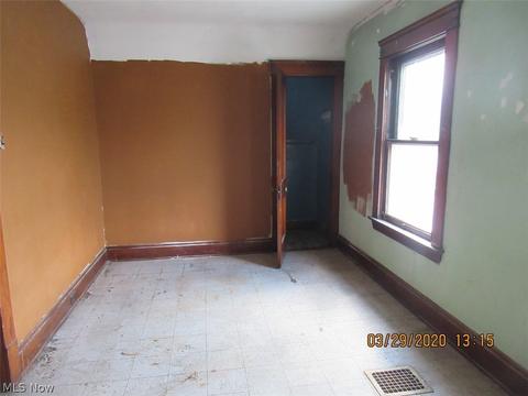 3983 E 53rd St, Newburgh Heights, OH 44105 photo 8