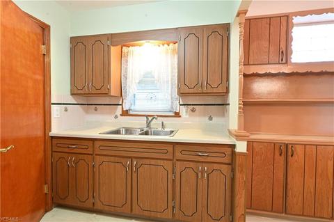 6210 Ridgewood Ave, Parma, OH 44129 photo 10