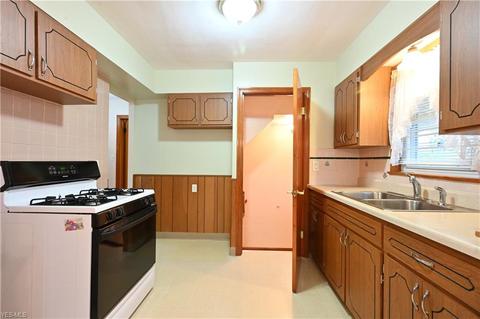 6210 Ridgewood Ave, Parma, OH 44129 photo 9