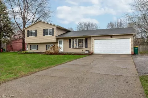 6161 Brambleside Ln, Mentor, OH 44060 photo 2
