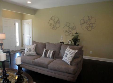 111 Squires Ln, Chardon, OH 44024 photo 4