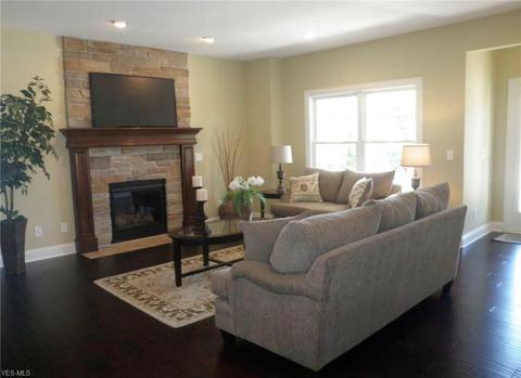 111 Squires Ln, Chardon, OH 44024 photo 2