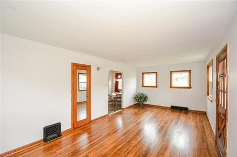 56 E Dartmore Ave, Akron, OH 44301 photo 4