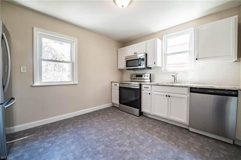 375 E 266th St, Euclid, OH 44132 photo 8