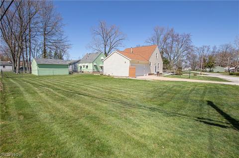 653 Longfellow Dr, Berea, OH 44017 photo 2