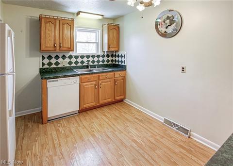 653 Longfellow Dr, Berea, OH 44017 photo 4